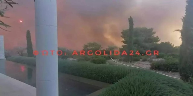 Ανεξέλεγκτη η φωτιά στην Αργολίδα – Στις φλόγες πολυτελές ξενοδοχείο, στην παραλία ο κόσμος μετά την εκκένωσή του
