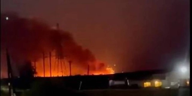 Ρωσία: Στις φλόγες παραδόθηκε αποθήκη πυρομαχικών κοντά στα σύνορα με την Ουκρανία (video)