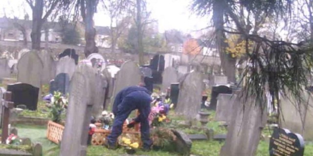 50χρονη έβαλε κρυφή κάμερα στον τάφο του άντρα της - Σίγουρα το μετάνιωσε με αυτό που είδε μετά από λίγο