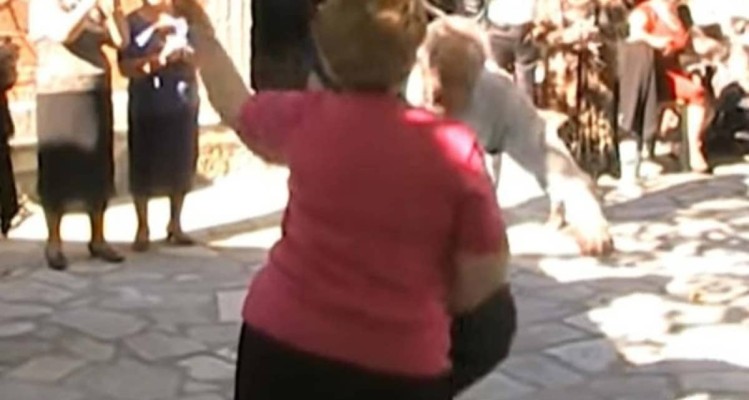 Τους άφησαν όλους άφωνους: Γιαγιά και παππούς χορεύουν τσιφτετέλι και... αποθεώνονται! (video)