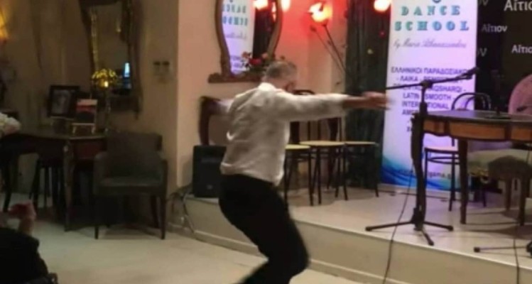 Το πιο αρχοντικό ζεϊμπέκικο: 59χρονος μάγκας χορεύει και αφήνει άπαντες άφωνους (video)