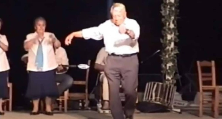 90χρονος παππούς δίνει «ρέστα» & κάνει το κοινό να παραληρεί με το μερακλίδικο ζεϊμπέκικο του (video)