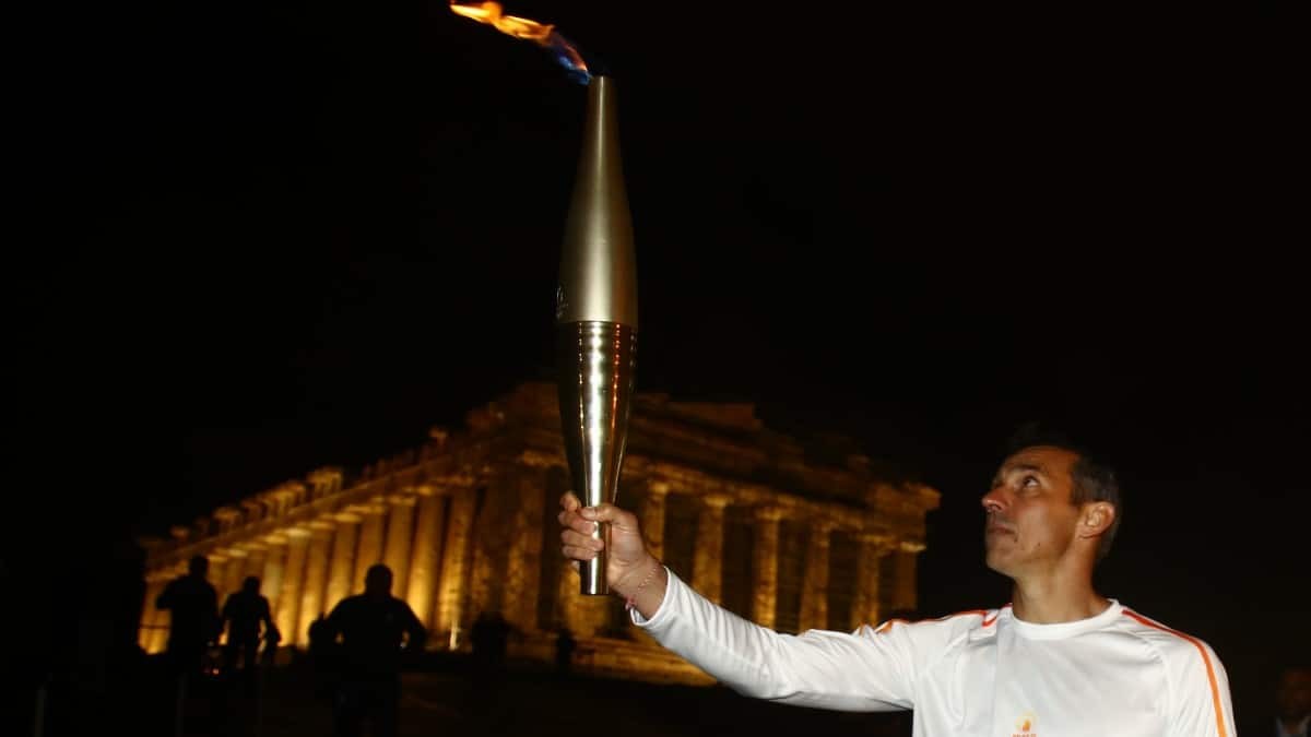 Η Φωτογραφία της Ημέρας: Η Ολυμπιακή Φλόγα συνεχίζει το ταξίδι της στη γενέτειρά της!