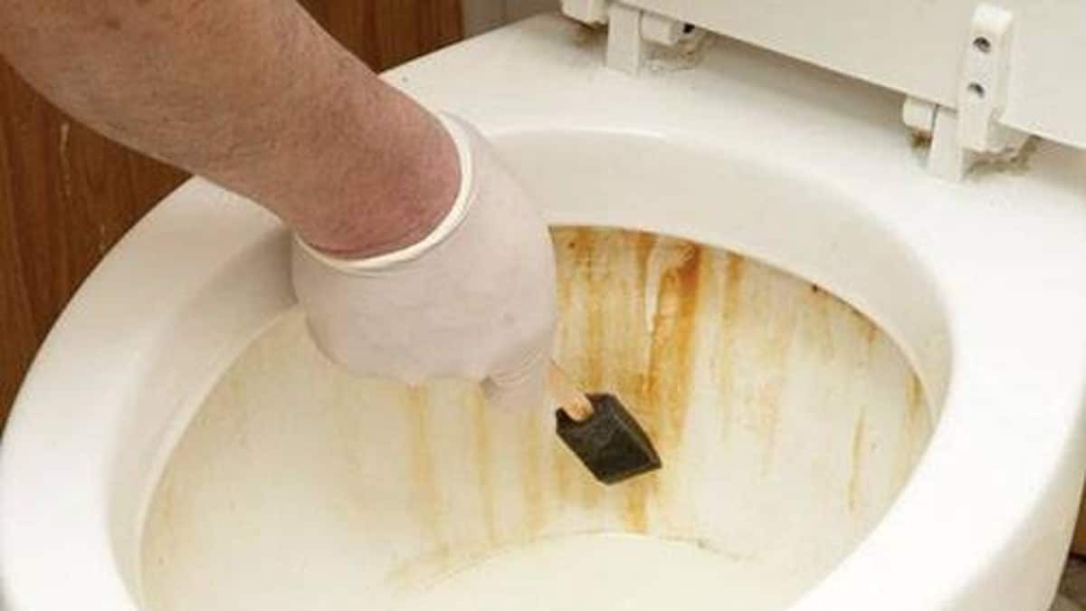 Очистить унитаз в домашних условиях эффективно. Чистка унитаза. Известковый налет в унитазе.