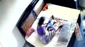 Υποπτευόταν τη γυναίκα του και έβαλε κρυφή κάμερα στο σπίτι - «Μούδιασε» όταν αντίκρισε τι έκανε στο παιδί τους (Video)