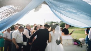 Η νύφη ζήτησε από τον παππού της να χορέψει - Εκείνος της λέει: «Ξέρω την αλήθεια»