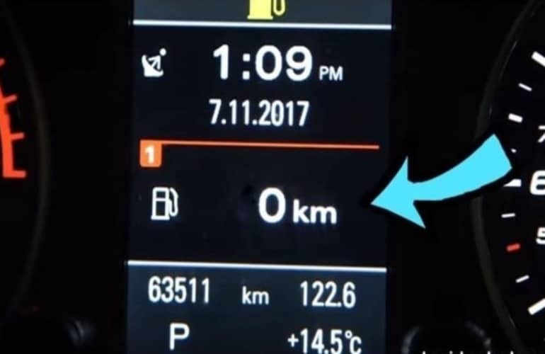 Τι γίνεται όταν ο δείκτης βενζίνης δείξει “0 km”; Πόσα χιλιόμετρα μπορείς να συνεχίσεις;