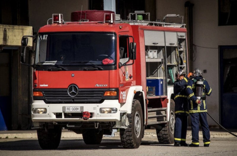 Συναγερμός στη Θεσσαλονίκη: Στις φλόγες τυλίχθηκαν δύο αυτοκίνητα