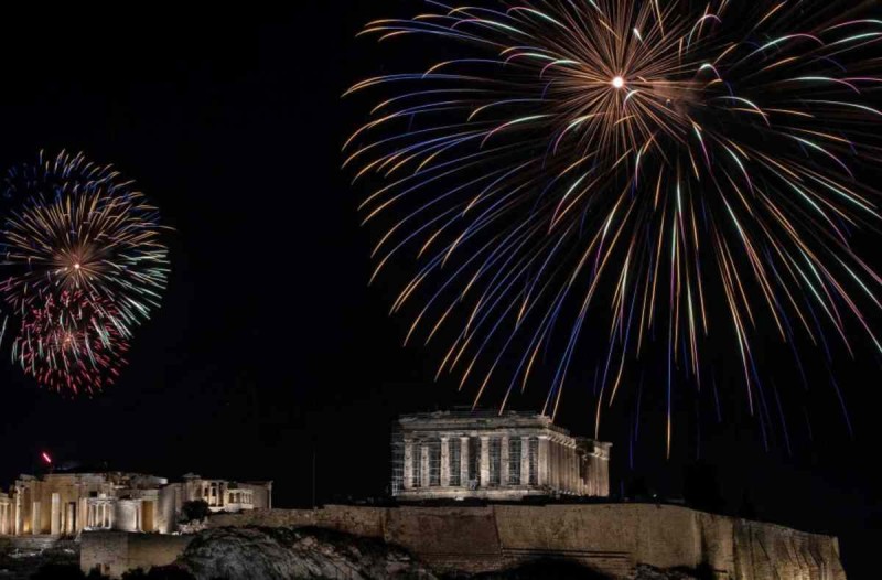 Κορωνοϊός: Άδεια πόλη η Αθήνα στην αλλαγή του χρόνου - Πλάνα από μια Πρωτοχρονιά που κανείς δεν περίμενε