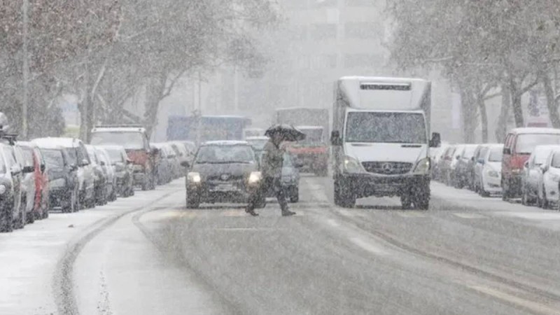 Χιόνια σε Αττική και Θεσσαλονίκη, προσοχή στο Αιγαίο. Νέο κύμα κακοκαιρίας το Σαββατοκύριακο