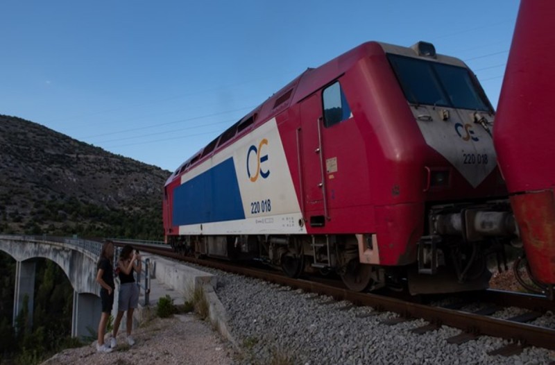 Βέροια: Τρένο προσέκρουσε σε βράχια - Στιγμές 