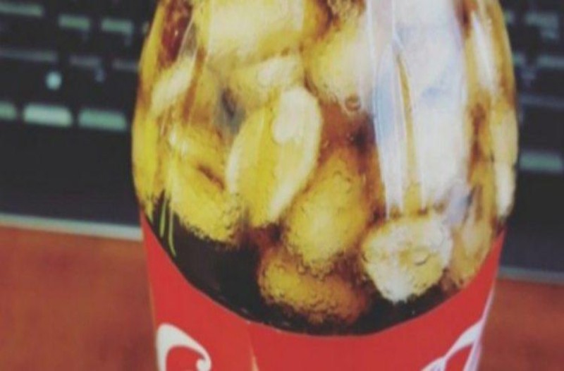 Ρίχνει φιστίκια μέσα σε μία παγωμένη Coca Cola. Το αποτέλεσμα; Απλά απίστευτο..