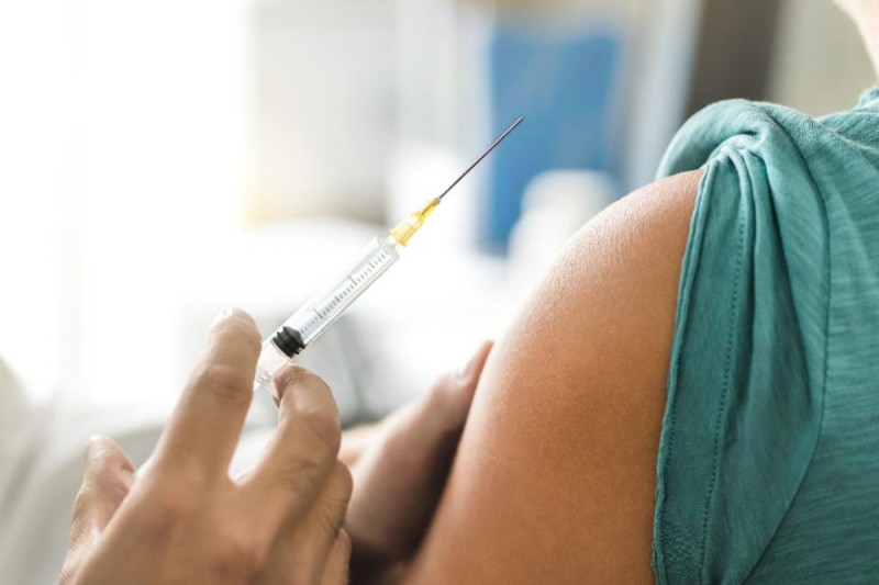 Γιατρός στην Πάτρα έλαβε το εμβόλιο και ανέβασε υψηλό πυρετό.