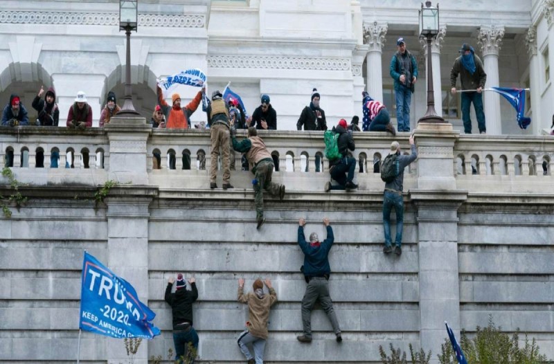 Εισβολή στο Καπιτώλιο: Παραιτήθηκαν οι επικεφαλής των αστυνομικών δυνάμεων της Γερουσίας και του Καπιτωλίου