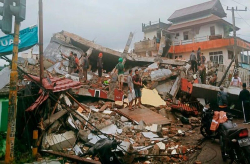 Αρκετές καταστροφές έγιναν στην Ινδονησία από τον σεισμό.