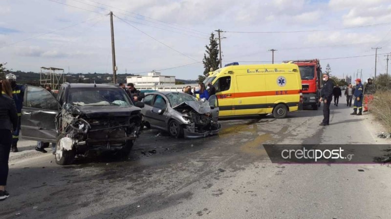 Ένα σοβαρό τροχαίο ατύχημα συνέβη στη Κρήτη όπου πέντε άτομα τραυματίστηκαν σοβαρά.