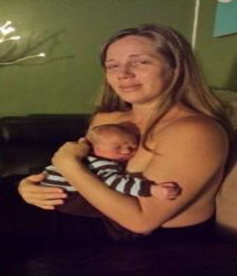 Η μητέρα με το μωρό της αγκαλιά σε χάλια κατάσταση