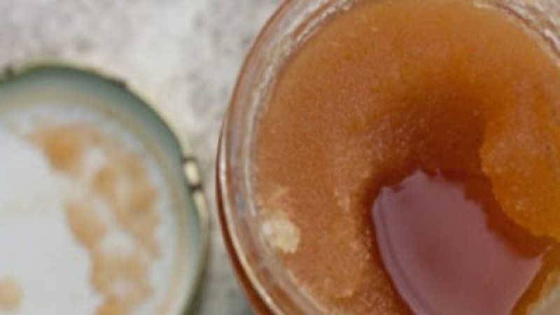 Μέλι που έχει “ζαχαρώσει”: Το κόλπο για να το ξανακάνετε λείο