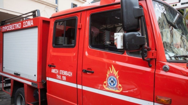 Φωτιά ξέσπασε απέναντι από νοσοκομείο στη Θεσσαλονίκη.