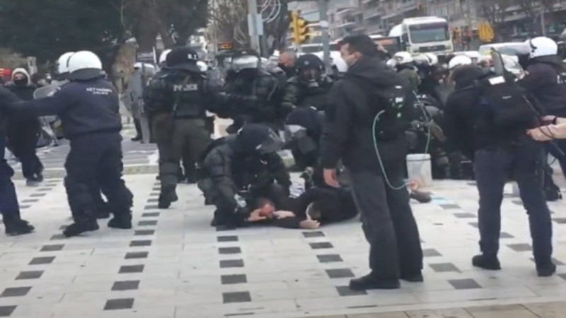 Θεσσαλονίκη: Επίθεση με πέτρες και μάρμαρα σε ΜΑΤ μετά το συλλαλητήριο