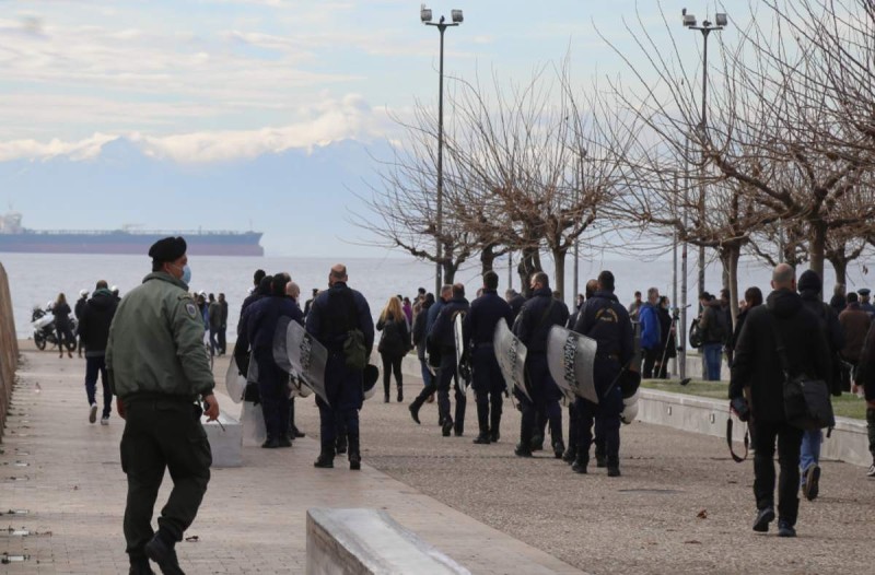 Θεσσαλονίκη: Συνελήφθη γυναίκα που πραγματοποιήσε παράνομη συγκέντρωση στη Νέα Παραλία