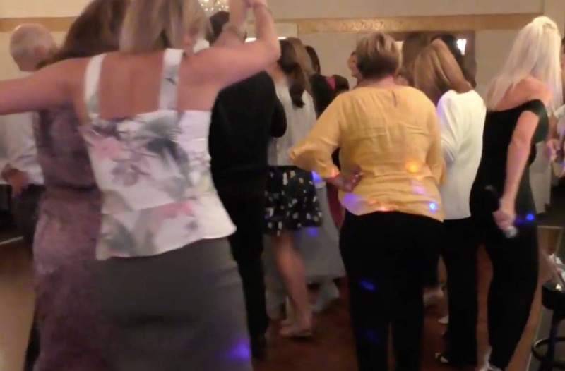 Σκέτη τρέλα: Σηκώθηκαν όλοι μαζί στο γλέντι να χορέψουν το πιο απίθανο τσιφτετέλι