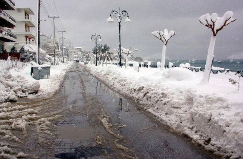Ο ιστορικός χιονιάς του 2002 που 'έθαψε' στο χιόνι μέχρι και παραθαλάσσιες περιοχές της Αθήνας! (photos)