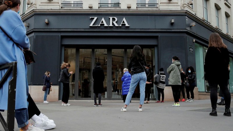 ZARA: Μπλούζα basic μόλις με 5,99 ευρώ!