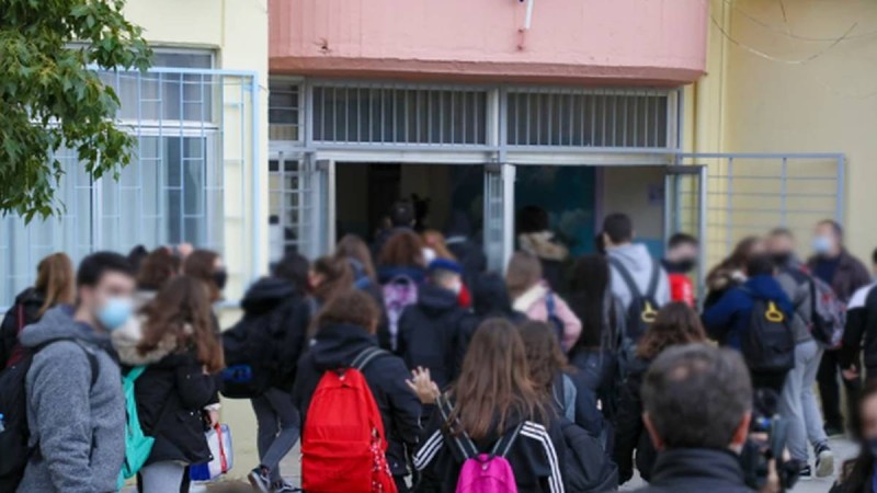 Άνοιξαν Γυμνάσια και Λύκεια: Φωτογραφίες από την επιστροφή στα θρανία