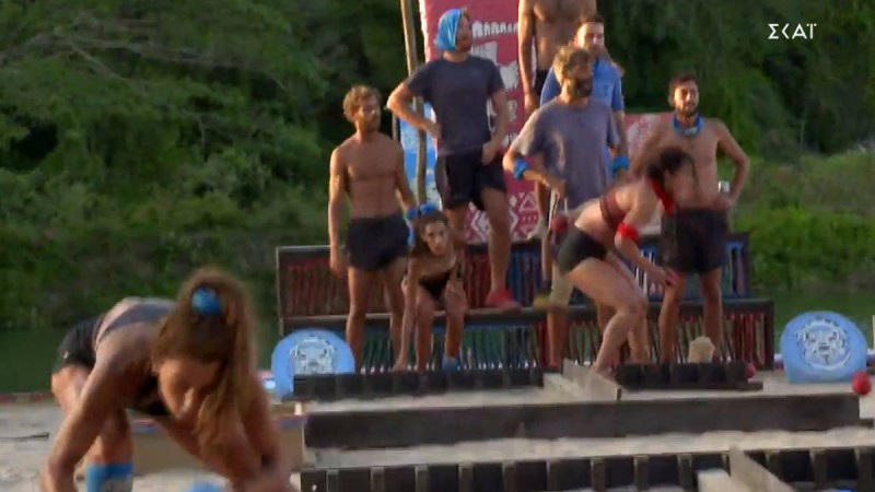 Survivor 4: Έκλεψε η Άννα Μαρία! Έκρυψε μπάλα των κόκκινων την ώρα του αγωνίσματος! (video)