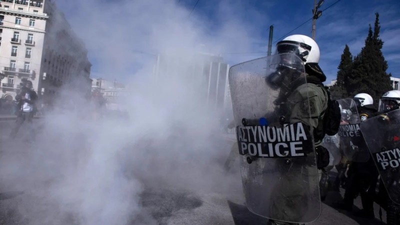 Συναγερμός στο Σύνταγμα: Επεισόδια με χημικά μεταξύ αρνητών των μέτρων και της Αστυνομίας