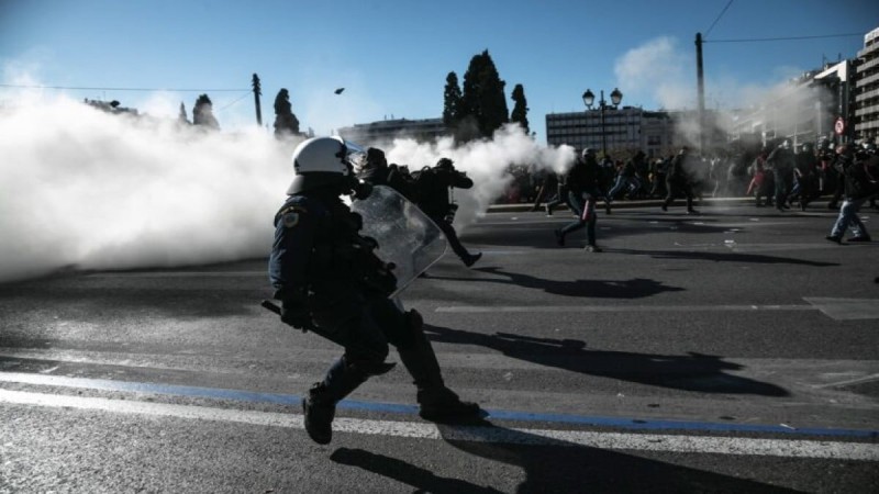 Χάος στο κέντρο της Αθήνας: Ένταση και χημικά στο πανεκπαιδευτικό συλλαλητήριο