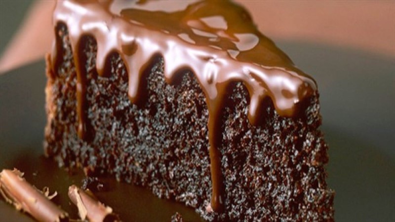 Κέικ με μαύρη ζάχαρη, γιαούρτι και γλάσο σοκολάτας