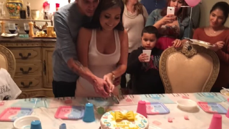 Έγκυος νομίζει πως η έκπληξη είναι το φύλο του μωρού της - Μόλις όμως έκοψε την τούρτα... (Video)