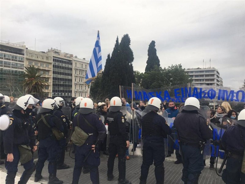 Επεισόδια γίνονται στο Σύνταγμα.