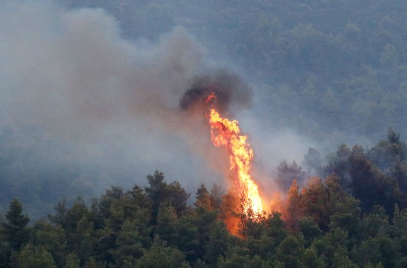 Στη Κρήτη ξέσπασε μεγάλη φωτιά στη Ρογδιά.