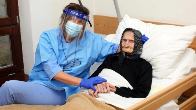 Σούπερ γιαγιά 99 χρονών νίκησε τον κορωνοϊό μετά από 3 εβδομάδες νοσηλείας