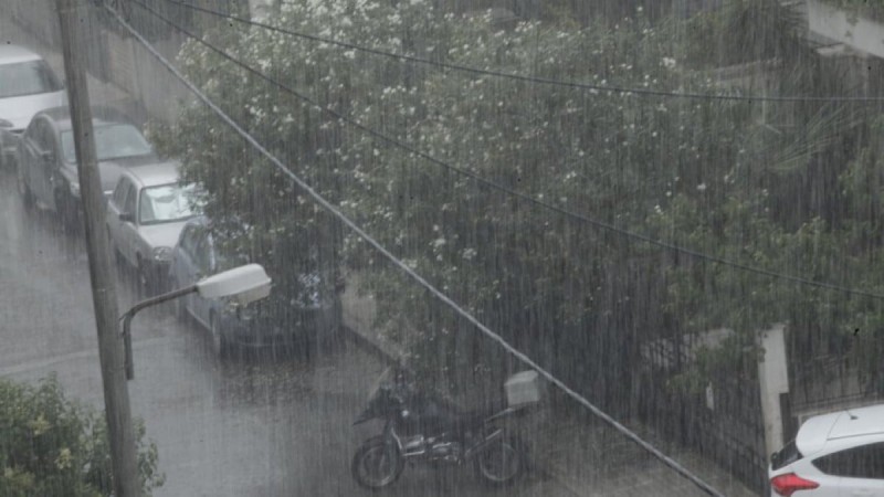Σφοδρή βροχόπτωση σε πολλές περιοχές της Αθήνας