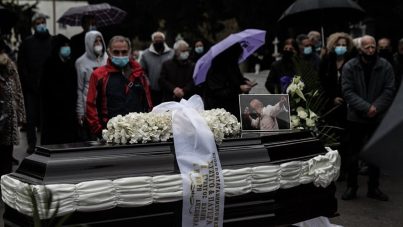 Αντώνης Καλογιάννης: Θλίψη στην κηδεία του μεγάλου τραγουδιστή