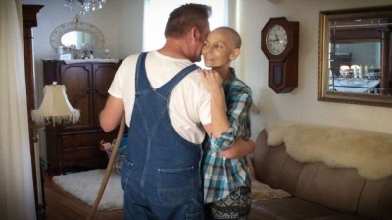 Θα δακρύσετε: Δείτε τι έκανε αυτός ο άντρας προς τιμήν της γυναίκας του που έχασε την μάχη με τον καρκίνο