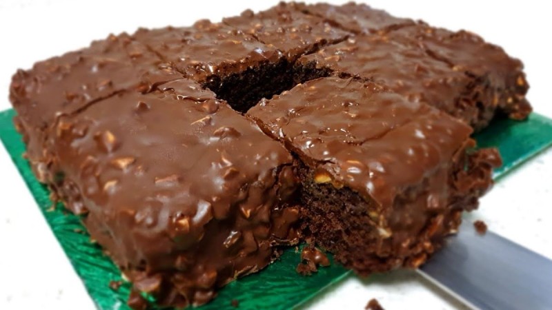 Το σοκολατένιο κέικ με φιστίκια που γίνεται σε 6 λεπτά και σίγουρα θα σας τρέχουν τα σάλια (Video)