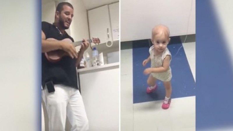Γιατρός παίζει ένα τραγούδι σε κοριτσάκι με καρκίνο και η μικρή χορεύει γεμάτη χαρά (Video)