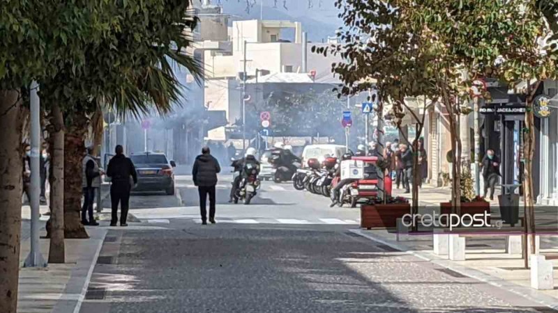 Συναγερμός στο Ηράκλειο: Ένταση και δακρυγόνα στην πορεία για τον Κουφοντίνα