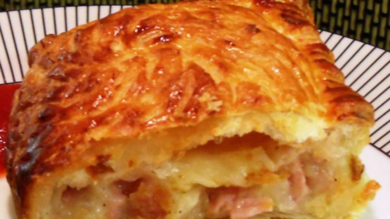 Πατατόπιτα φούρνου: Η κόλαση της πατάτας, του λουκάνικου και του τυριού σε 10 λεπτά