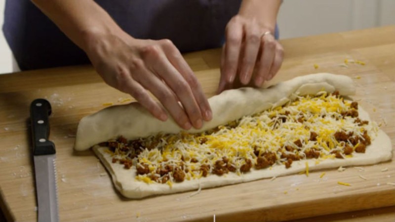 Τυλίγει κιμά και τυρί σε ζύμη για πίτσα. Το αποτέλεσμα; Θα σας τρέχουν τα σάλια!