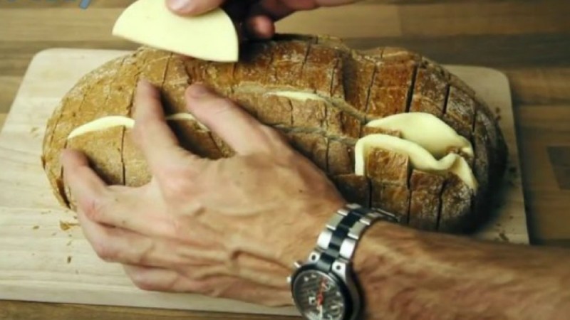 Τύλιξε το ψωμί σε αλουμινόχαρτο και το έψησε στο φούρνο - Όταν το έβγαλε... απίστευτο (Video)