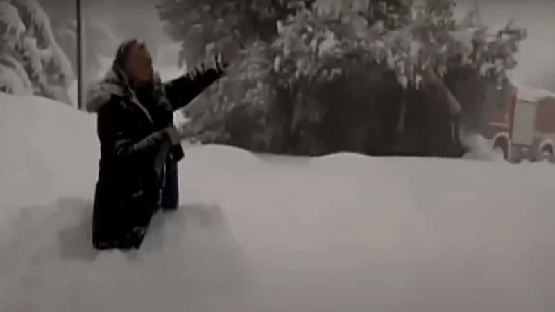 Ρεπόρτερ του ΑΝΤ1 έπεσε στα... γόνατα για να δείξει το ύψος του χιονιού! (Video)