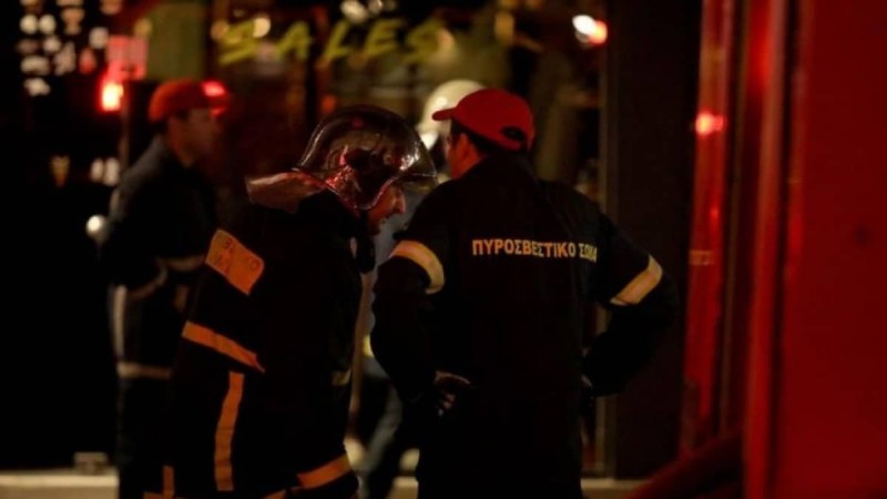 Θεσσαλονίκη: Φωτιά ξέσπασε σε κατάστημα - Ανασύρθηκε ένας άνδρας 