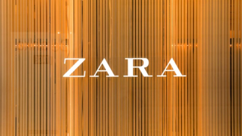 Zara: Ψηλόμεσο τζιν μόνο με 29,95€ - Έχει το απόλυτο χρώμα