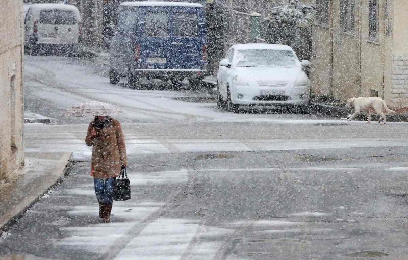 Χιονίζει τώρα στην Αθήνα